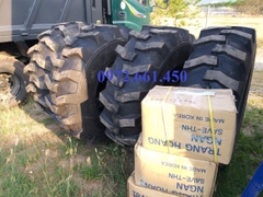 cửa hàng bán lốp 16.9-24 lắp trên xe xúc lật
