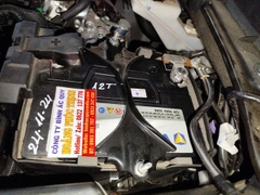 Kỹ thuật viên thay bình ắc quy xe Mazda 3 và cài đặt reset i-Stop
