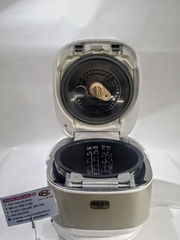 Nồi cơm điện áp suất cao tần Toshiba RC-10VQC 2011 dung tích 1L 100V-1100W màu trắng sữa