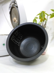 Nồi cơm điện cao tần áp suất hút chân không Toshiba vip  RC-10VQL  màu trắng 1.0L nội địa nhật mới 98%