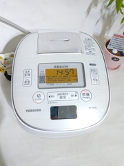 Nồi cơm điện cao tần áp suất hút chân không Toshiba vip  RC-10VQL  màu trắng 1.0L nội địa nhật mới 98%