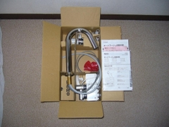 INAX AM-313TCV1-MB – Bộ cổ cong, cụm điều khiển AC100V và thermostat trong hộp tham khảo.