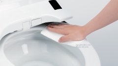 Lau khe giữa cụm WASHLET và phần sứ sau khi dùng cơ cấu nâng vệ sinh GGA