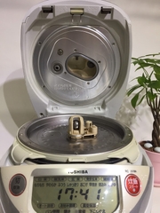 Nồi cơm điện cao tần áp suất hút chân không IH TOSHIBA RC-10VWA 1 lit màu xám  nội địa Nhật 97 %