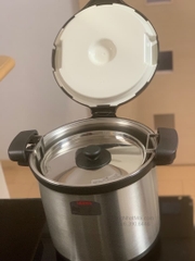 Nồi trong được đậy nắp inox bên trong bình ủ KPS-8001.