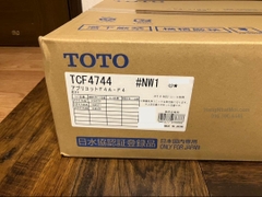 Thùng TOTO TCF4744 NW1 và nhãn model ở mặt trước