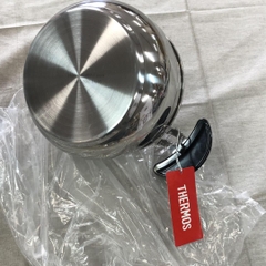Ảnh tham khảo đúng mẫu THERMOS KBG-3000 CS. Cận đáy inox của nồi trong và quai cầm.