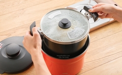 Thao tác chuyển nồi trong vào bình giữ nhiệt dòng KBJ màu đỏ UR