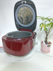 Nồi cơm điện cao tần hút chân không hiệu TOSHIBA RC-10VRK 1.0L nội địa Nhật mới 98% 2nd