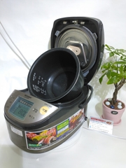 Nồi cơm điện áp suất IH hiệu Mitsubishi NJ-10GE5 2008 dung tích 1.0L màu xám đen