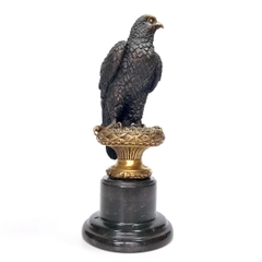 Tượng đồng đại bàng đứng