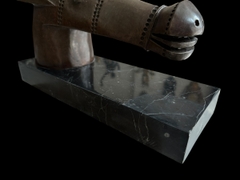 🫏 Bức tượng đầu lừa – tiếng nói thầm lặng của trí tuệ khiêm nhường.