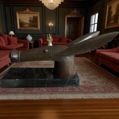 🫏 Bức tượng đầu lừa – tiếng nói thầm lặng của trí tuệ khiêm nhường.