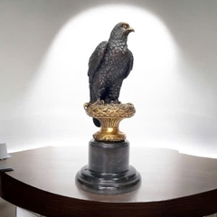 Tượng đồng đại bàng đứng