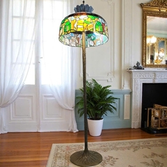 “ÁNH SÁNG NGHỆ THUẬT - Cây Đèn Tiffany Lục Bảo”