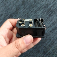 Ổ cắm đầu vào có công tắc bật tắt