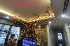 Trang trí dây leo trong phòng khách tại nhà chị Nga chung cư Mandarin Garden - Hà Nội