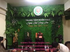 Tường cỏ hoa lá xanh mát tại Trung tâm Nhân đạo