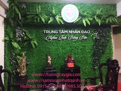 Tường cỏ hoa lá xanh mát tại Trung tâm Nhân đạo