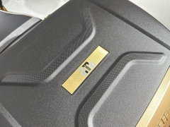 Thùng sau GIVI E43 GOLD Limited (phiên bản giới hạn)