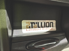 Thùng sau GIVI E43 GOLD Limited (phiên bản giới hạn)