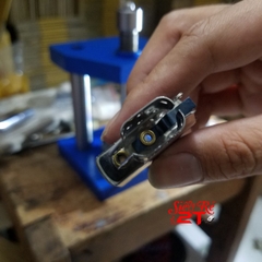 Lưỡi gà gù kèm chốt lưỡi gà cho Zippo giai đoạn 1957 trở về trước