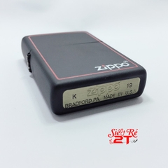 Vỏ Zippo Red Black 218ZB Chính Hãng - Vỏ Zippo sơn tỉnh điện đen viền đỏ chính hãng Mỹ