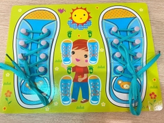 Bảng gỗ xỏ dây giày