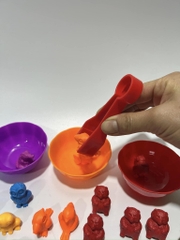 Tập gắp con vật Montessori