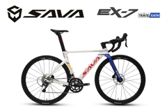 Xe Đạp Đua ĐỨC SAVA EX7: Khung nhôm siêu nhẹ, TEM UCI, càng carbon TORAY T800 cao cấp, gạt đĩa/gạt líp SHIMANO TIAGRA, FD-R4700. Tay đề lắc QUANTUM HRD 2×10 (20S), phanh đĩa full dầu PRO. SAN PHẲNG MỌI GIỚI HẠN