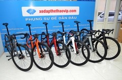 Xe Đạp Đua TWITTER R12 4700: Khung+Càng+Cọc yên = Carbon, Tay lái liền khối pô tăng Carbon Đầu cá mập, Group SHIMANO Tiagra 4700 2x10 tốc độ, Phanh dầu, Lốp Innova Pro 700x25C