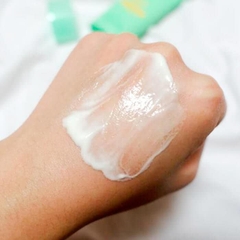Kem Chống Nắng Dạng Gel Holika Smoothing Essence Face & Body Waterproof Sun Gel 100ml SPF50+/PA++++