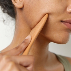 Dụng cụ massage mặt và toàn thân Gua Sha bằng gỗ Aromatica Wooden Dolphin Gua Sha Face & Body Massage Tool