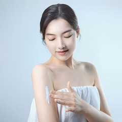 Kem tắm trắng hương nước hoa nâng tông da khi tắm dưỡng ẩm làm săn chắc da dưỡng trắng da body BAN & NI In shower body tone up cream 300ml
