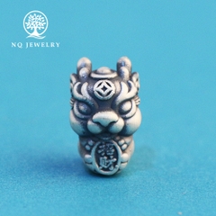 Charm bạc xỏ ngang rồng