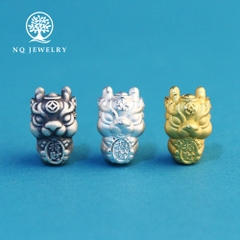 Charm bạc xỏ ngang rồng