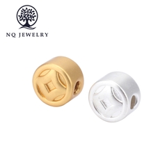 Charm bạc hình đồng tiền xỏ ngang mạ vàng