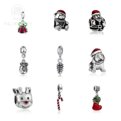 Charm hợp kim xỏ ngang hình trái thông họa tiết nơ đỏ