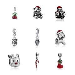 Charm hợp kim xỏ ngang hình trái thông họa tiết nơ đỏ