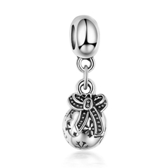 Charm hợp kim xỏ ngang hình trái thông họa tiết nơ đỏ