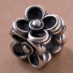 Charm bạc chặn hạt hình hoa 4 cánh