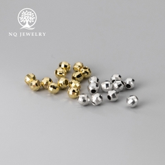 Charm bi bạc đa giác trơn xỏ ngang