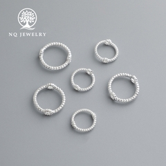Charm bạc tròn xoắn lồng hạt xỏ