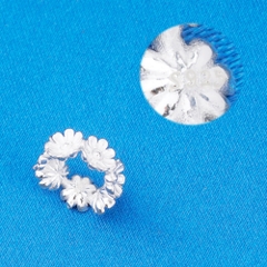 Charm bạc chặn hạt hình hoa cúc bạc trắng