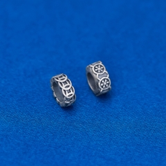 Charm bạc chặn hạt họa tiết đồng xu
