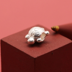 Charm bạc hình con rùa xỏ ngang