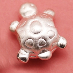 Charm bạc hình con rùa xỏ ngang