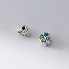 Charm bạc cỏ bốn lá xỏ ngang