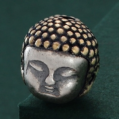 Charm bạc đầu Phật xỏ ngang