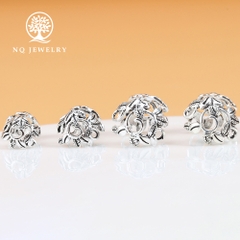 Charm bạc hoa ôm hạt xỏ ngang